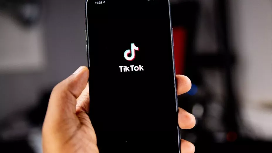 Demandan a TikTok por la muerte de niños al hacer el reto viral Blackout Challenge.