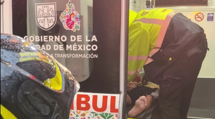 Emergencia-en-CDMX_-Rayo-impacta-un-árbol-y-al-caer-aplasta-a-dos-personas-en-Iztacalco.webp