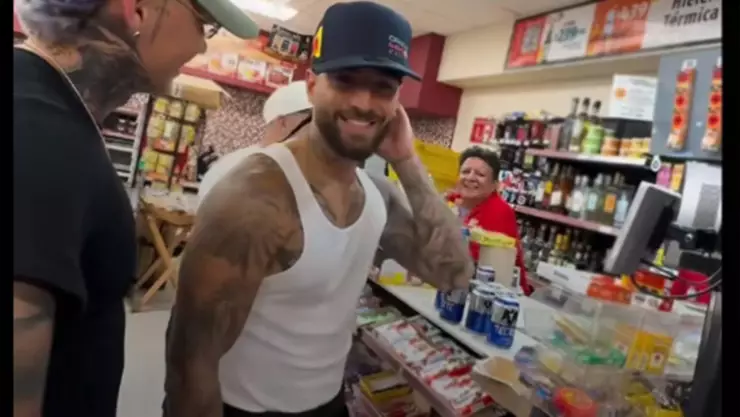 VIDEO_ Maluma va por cervezas a tienda en Monterrey y así reacciona cajero.jpg