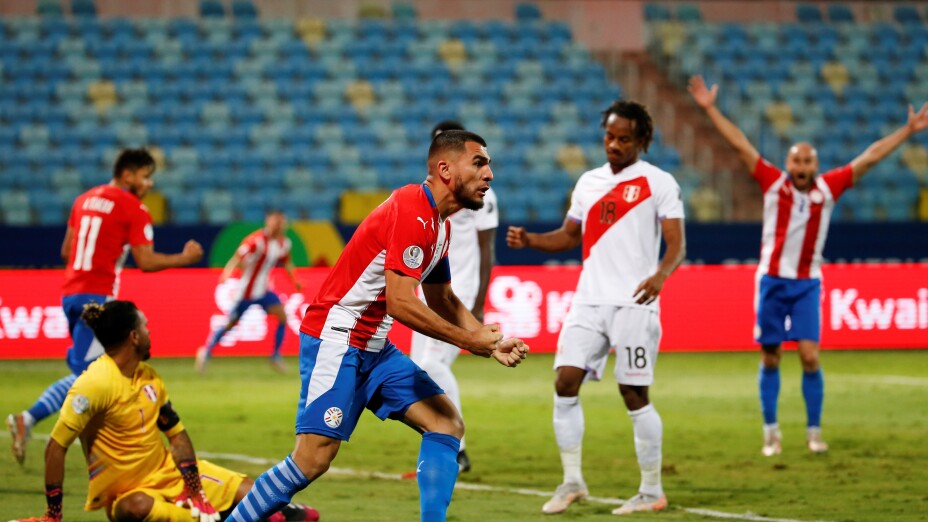Júnior Alonso celebra con la Selección de Paraguay