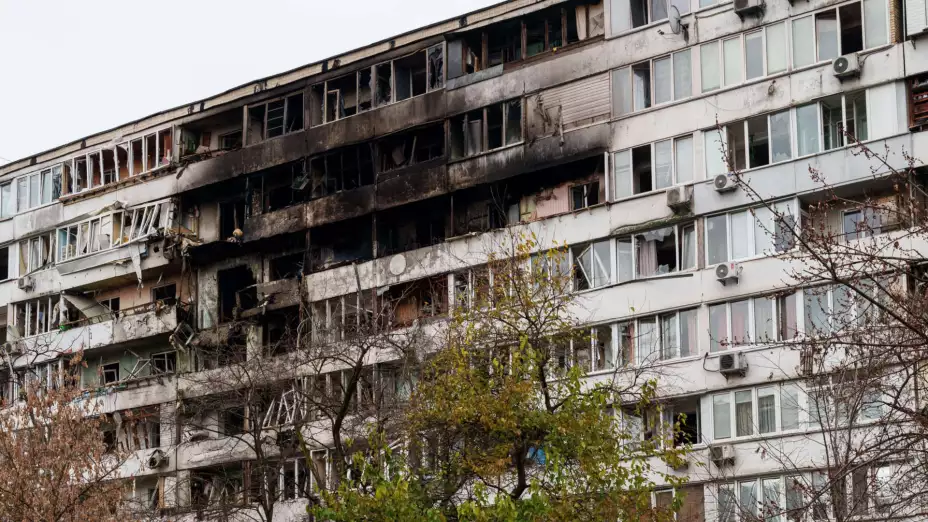 Daños a un edificio tras un ataque ruso en Kiev, Ucrania.