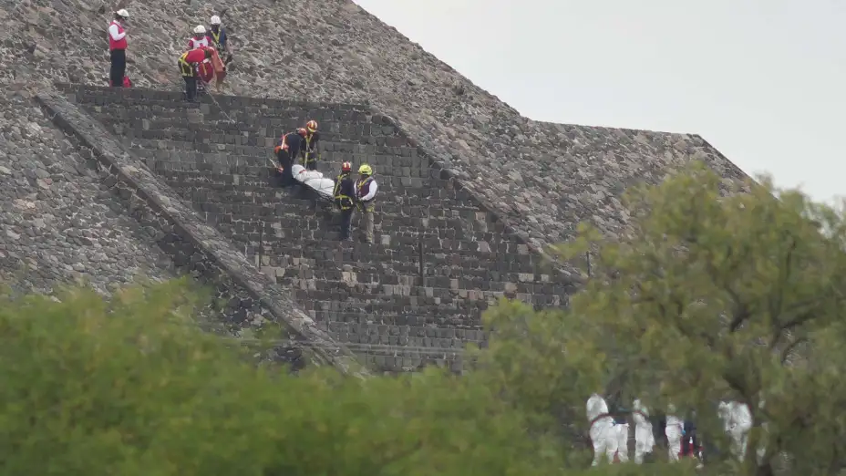 Forenses bajan una víctima de una pirámide tras un tiroteo en Teotihuacán, México.