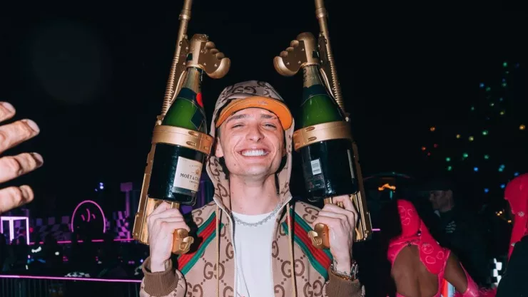 Tunden a Peso Pluma por video en el que pide: “20 mujeres de culturas diferentes”