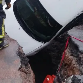 Auto cae en socavón en Eje 2 Norte.