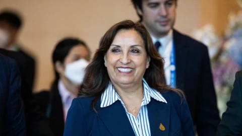 Dina Boluarte jura como presidenta de Perú, tras destitución de Castillo