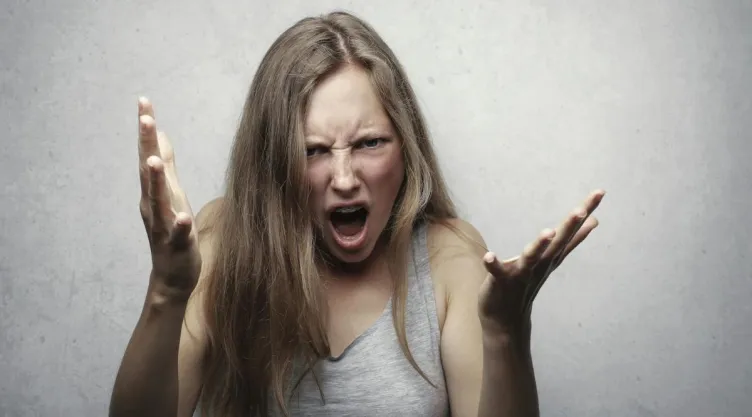 ¿Por qué algunas personas gritan al discutir, según la psicología?