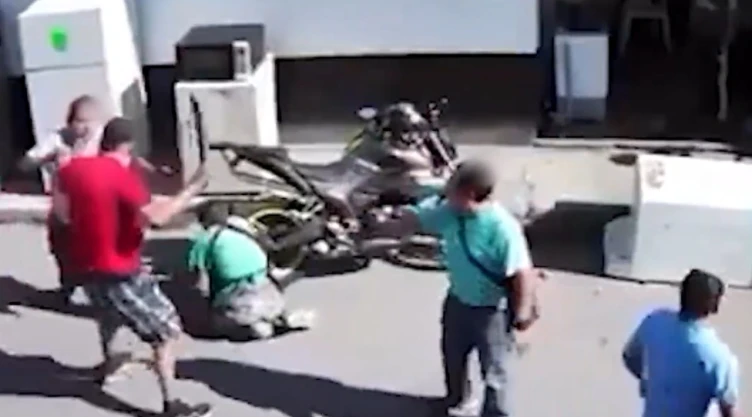 ¡Le fracturan el cráneo! Brutal agresión a tubazos y pedradas deja a un vendedor de mariscos gravemente herido