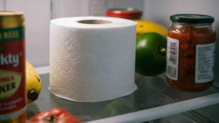 ¡IMPRESIONANTE! Esto pasa si metes un rollo de papel higiénico al refri