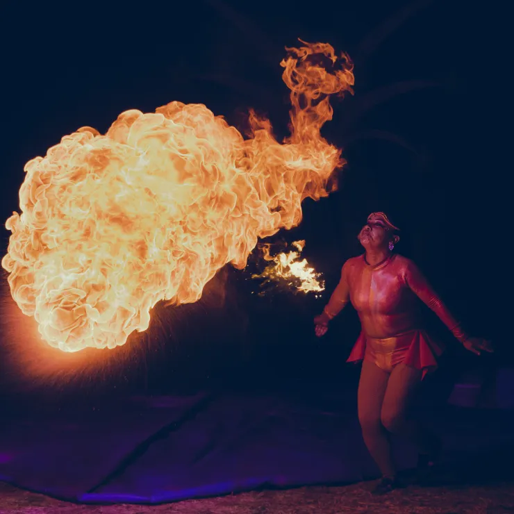 Elizabeth, tragafuegos en el Circo Tayde.