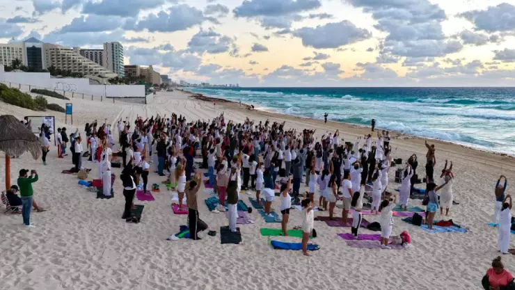¡Energía positiva frente al mar! Realizan la tercera edición del _Medita Fest_ en Playa Delfines