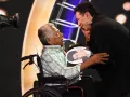 Después de su conmovedora presentación de “Cien años”, Jessy Portillo recibió una visita especialmente significativa: la de su abuelo, una figura clave en su vida y en la búsqueda de sus sueños. La presencia de su abuelo, que siempre ha sido una fuente de inspiración y apoyo para él, añadió un toque emocional profundo a la noche. Este encuentro no solo fortaleció el vínculo entre ellos, sino que también reforzó la determinación de Jessy para seguir persiguiendo sus metas en La Academia 2024.