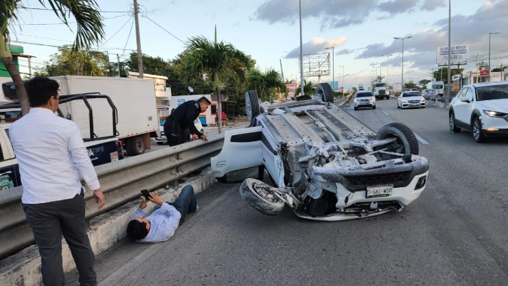 VIDEO_ Fuerte volcadura en el puente de Puerto Morelos hoy lunes 23 de diciembre.jpg