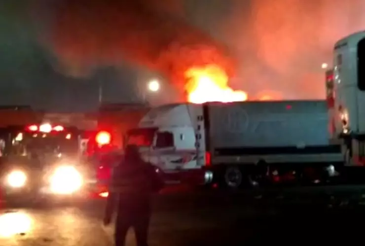 INCENDIO TRÁILERES IZTAPALAPA.jpeg