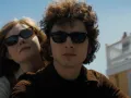 En 2024, Chalamet asumió el papel de Bob Dylan en ‘Un completo desconocido’, una biografía que explora los primeros años del músico en Nueva York. La película recibió elogios por su autenticidad y la actuación de Chalamet.
Crédito: Searchlight Pictures