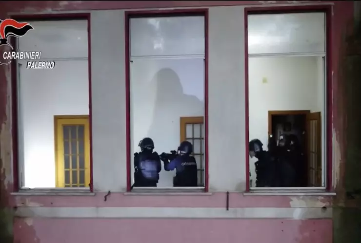 Agentes de los Carabineros italianos realizan arrestos durante un operativo contra la Cosa Nostra en Palermo, Sicilia