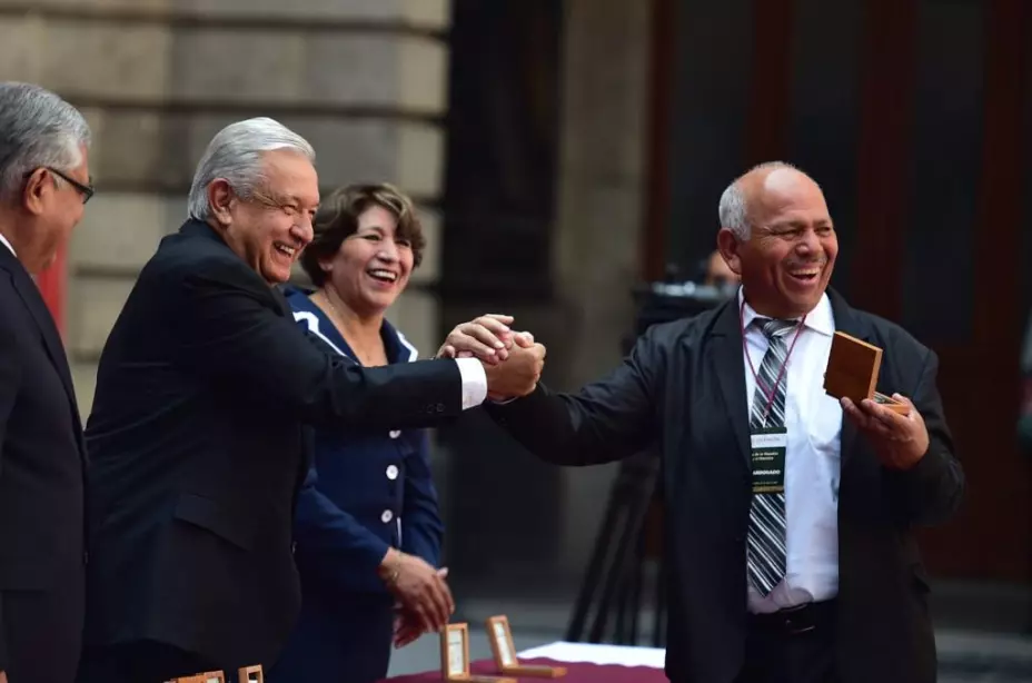 AMLO Día del profe 16 de mayo.jpg