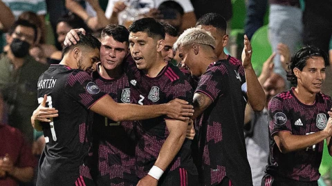 Futbolista mexicano se hace tatuaje del logo del mundial Qatar 2022