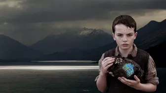 Escena de la película ‘Mi Mascota es un Monstruo’ (The Water Horse: Legend Of The Deep) con Alex Etel como Angus MacMorrow por Azteca 7.