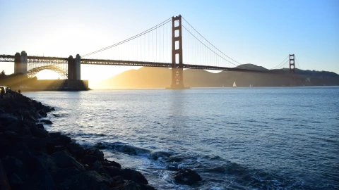 Vista del agua alrededor del Golden Gate de San Francisco, California