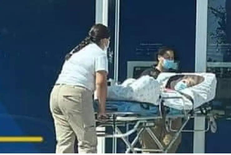Mujer es llevada en camilla al banco en Nuevo León e internautas viralizan momento.jpg