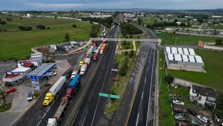 Cierre México-Puebla: Volcadura de pipa de gas provoca caos vial