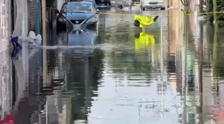¿Inundaciones en tu colonia? Conoce los números de emergencia para pedir ayuda en CDMX y Edomex. En la imagen se observa una de las colonias más afectadas durante la tormenta que provocó fuertes lluvias, caída de granizo y rayos.