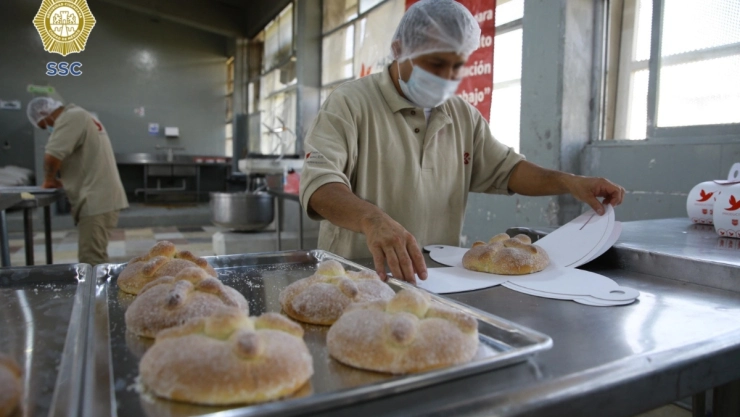 Reclusorios de CDMX arrancan venta de pan de muerto