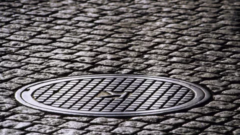 Hombre succionado por una alcantarilla es buscados por autoridades en Chiapas