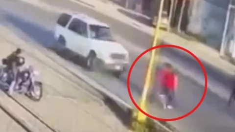Automovilista atropella y mata a niño tras pasarse un alto en carretera Puebla -Tehuacán| VIDEO