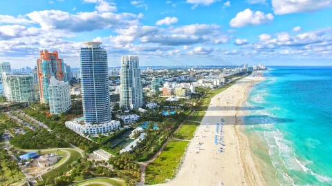 Vista aérea de las playas de Miami, aguas turquesas, arena blanca y grandes edificios