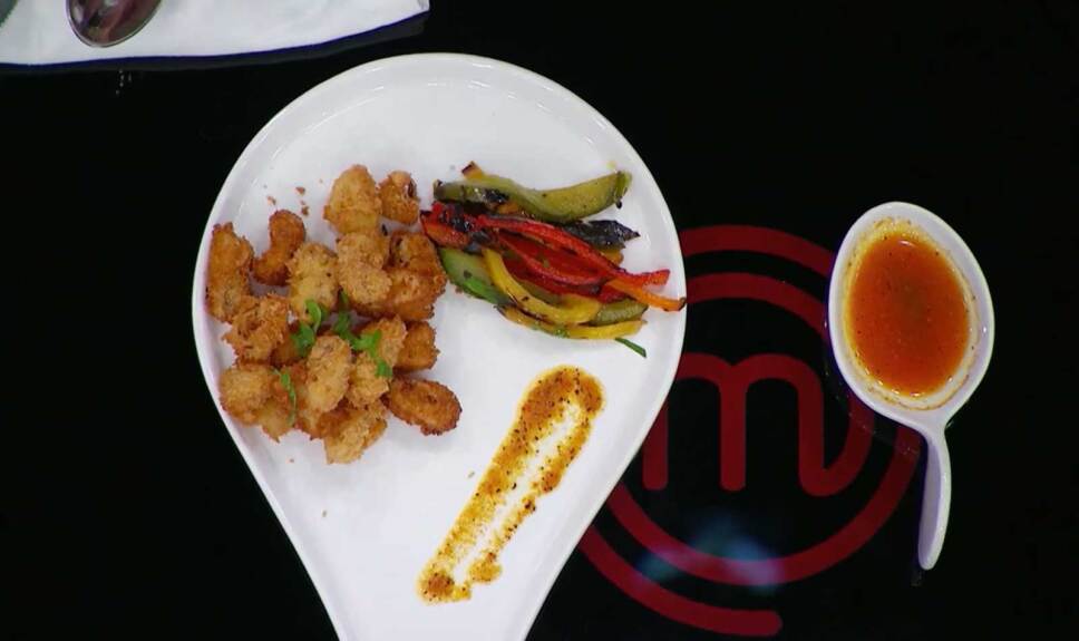 Calamar empanizado con panko y guarnición de chile morrón