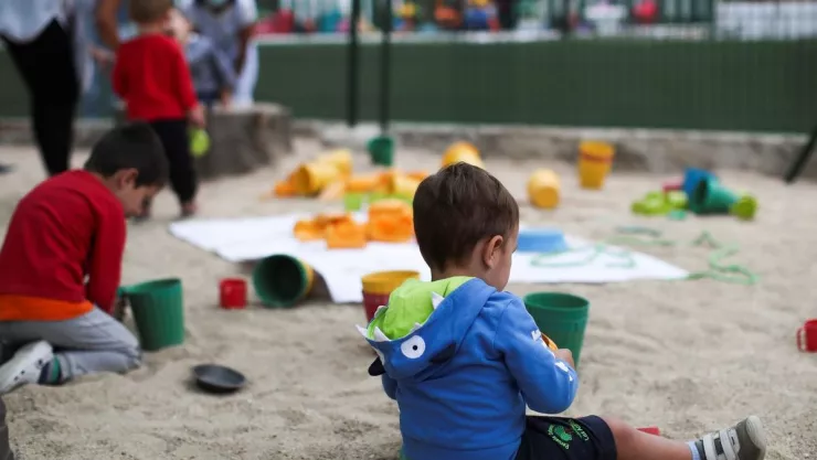 Bebés de dos años escapan de guardería en motos de juguete