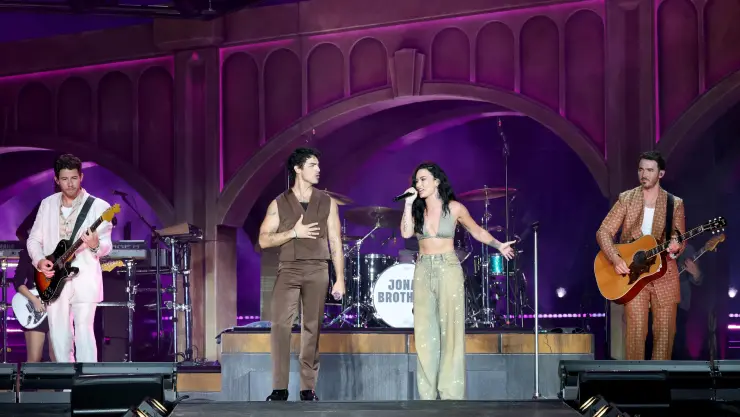 Demi Lovato se une a los Jonas Brothers e interpreta clásicos de Camp Rock