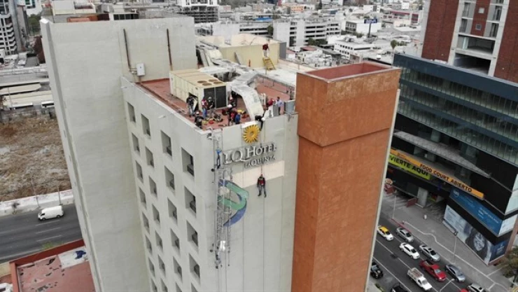 Trabajdor queda colgando en Monterrey