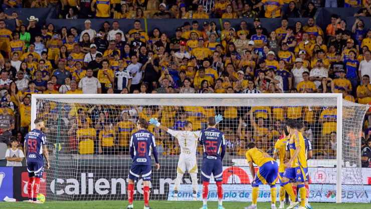sergio ramos vs nahuel guzman liga mx clasico regio