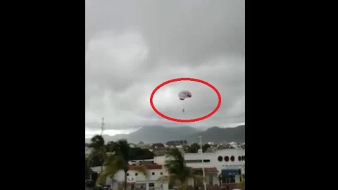 La cuerda del parachute donde viajaba una turista se reventó por lo que el paracaídas terminó volando sin rumbo en Puerto Vallarta.