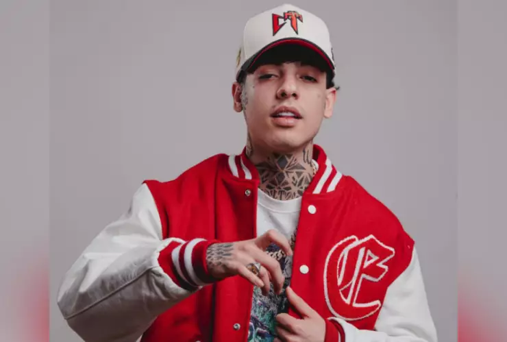 VIDEO_ Natael Cano arroja celular de fan al estilo de Bad Bunny