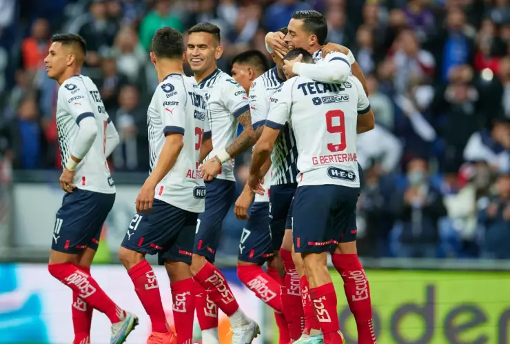 Jugadores de Rayados celebran un gol