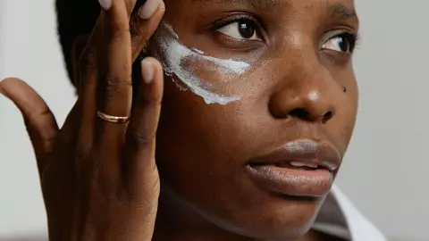 Aplicar corrector con color puede ayudar a contrarrestar las manchas de la piel