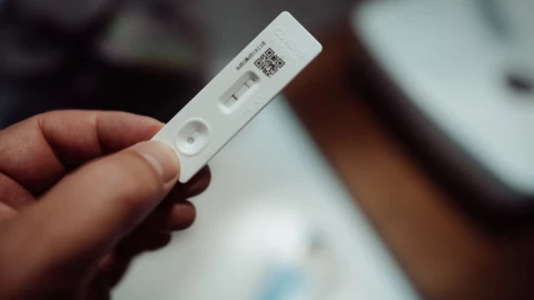 Mujer pide indemnización a su ex por dejarla y robarle años de maternidad