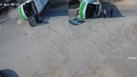 VIDEO: Tren impacta contra un autobús de pasajeros y reportan la muerte de una persona