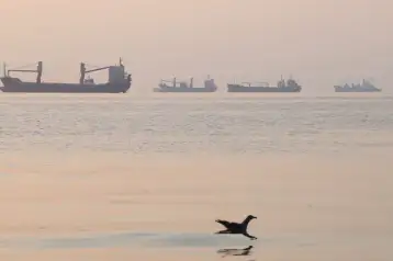 Barcos en el estrecho de Ormuz cerca de Bandar Abbas, Irán.