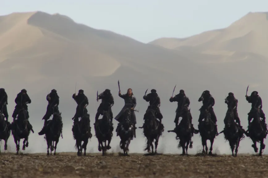 Adaptarse no es sencillo, pero con esfuerzo Mulán pasó muchísimos días al lado de un equipo de guerreros.