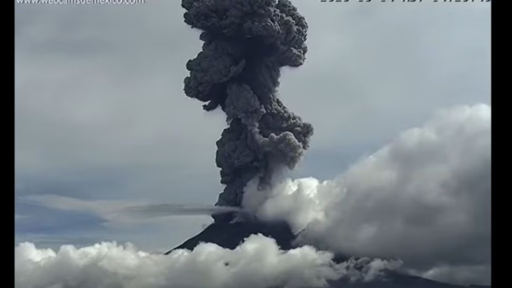 Volcán Popocatépetl registra 2 fuertes fumarolas