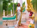Desde los días soleados en Tailandia hasta las noches estrelladas en Malasia, cada outfit se ha adaptado al entorno.