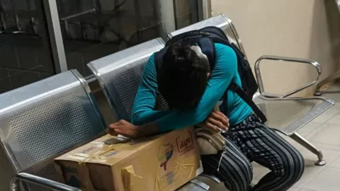 Desata indignación entrega del cuerpo de un bebé en caja de cartón a mujer indígena