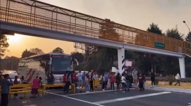 Bloqueo México-Cuernavaca pobladores Huitzilac, Morelos.jpg