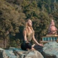 mujer meditando en retiro espiritual ashram