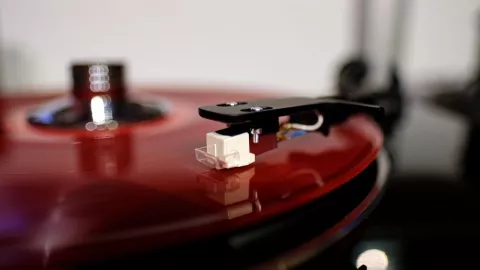 El auge del vinilo: rareza, coleccionismo y altos precios en la música analógica