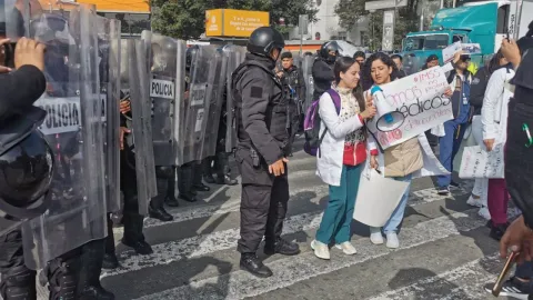 Cierre en avenida Cuauhtémoc: Médicos protestan en Centro Médico para defender a compañera